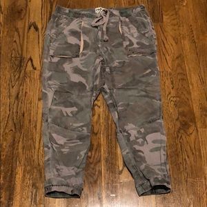 Pam Gela Camo Crop Pants M